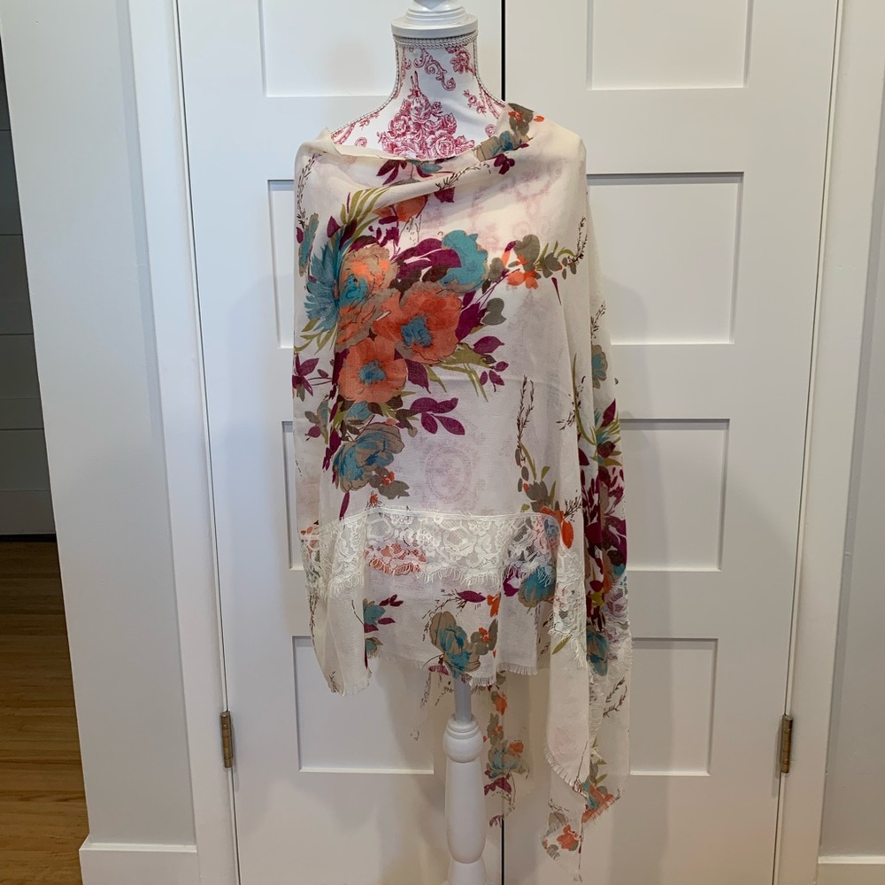 EUC Floral Patterned Shawl with Lace Trim